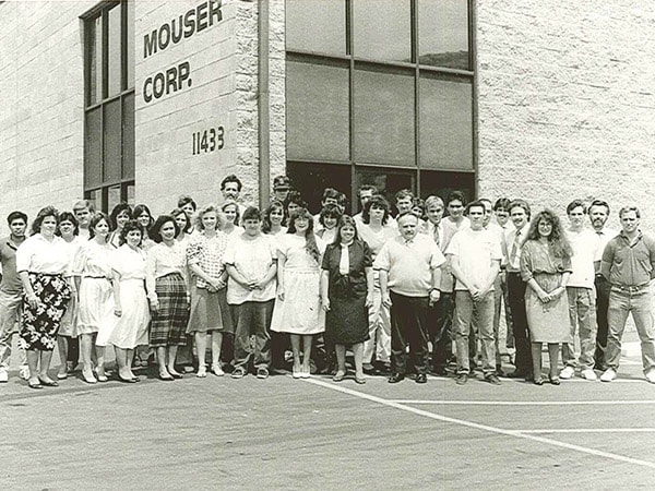 1973 ภาพถ่ายพนักงาน Mouser ยืนอยู่ด้านหน้าอาคาร Mouser Corp