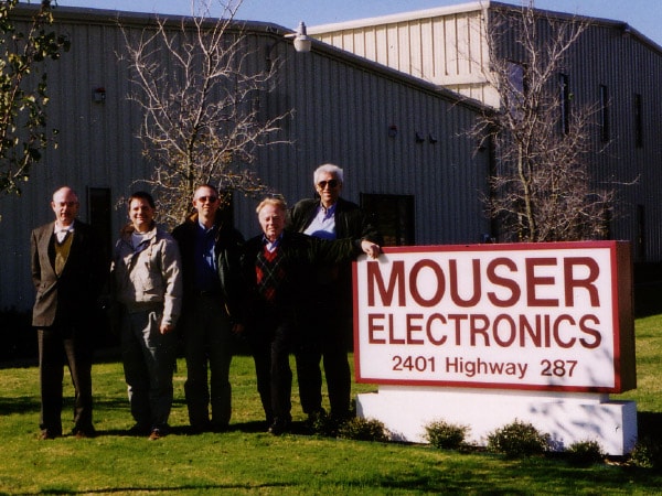 1983 ภาพถ่ายของ Mouser Electronics ที่มีพนักงาน 4 คน