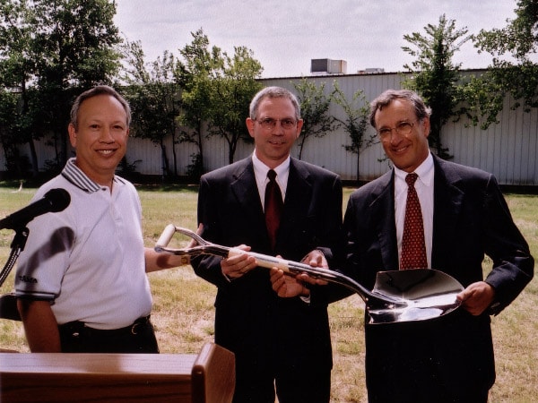 Glenn Smith ถือพลั่วขุดดินนำร่องการก่อสร้างสำนักงานใหญ่แห่งใหม่ของ Mouser