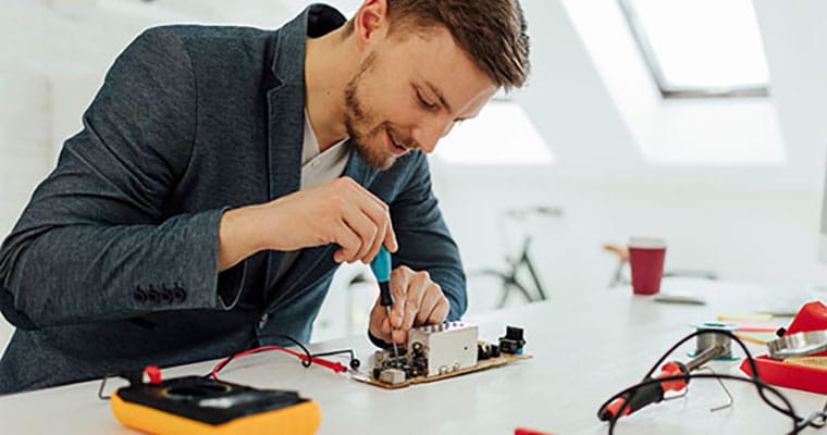 วิศวกรกำลังทดสอบกระแสไฟฟ้า